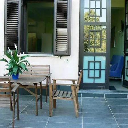 Apartment Welcoming In With Included Parking *