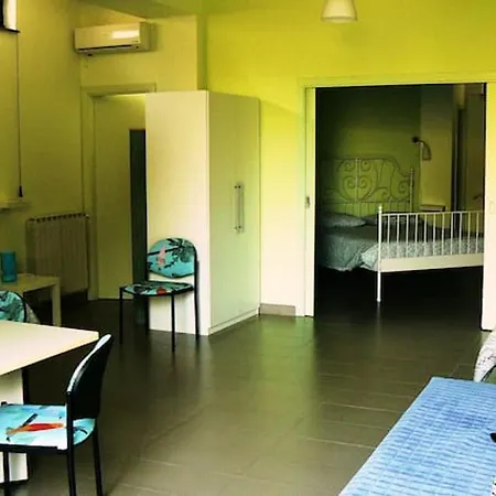 Apartment Welcoming In With Included Parking *
