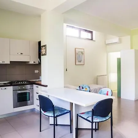 Apartment Welcoming In With Included Parking
